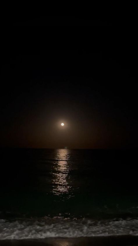 Sea Moon Aesthetic, Moon And Beach Aesthetic, Moon Videos Night, Night Sea Aesthetic, Sea Night Beach, Night Moon Videos, Mar Video, Moon Video Aesthetic Moonlight, Dark Videos Night