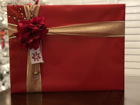 Red Christmas present with gold ribbon, red flowers and gold bells Pretty Presents, Christmas Charity, Red Gold Christmas, Bells Christmas, Diy Gifts For Him, Gold Diy, Professional Gifts, Gold Ribbon, Gold Ribbons