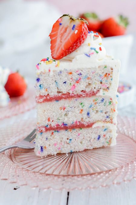 Strawberry Funfetti Cake Mix Recipes, Confetti Cake Filling Ideas, Strawberry Confetti Cake, Healthy Confetti Cake, Strawberry Birthday Cake Ideas, Sprinkle Cake Ideas, Strawberry Funfetti Cake, Cake Flavors And Fillings, Funfetti Birthday