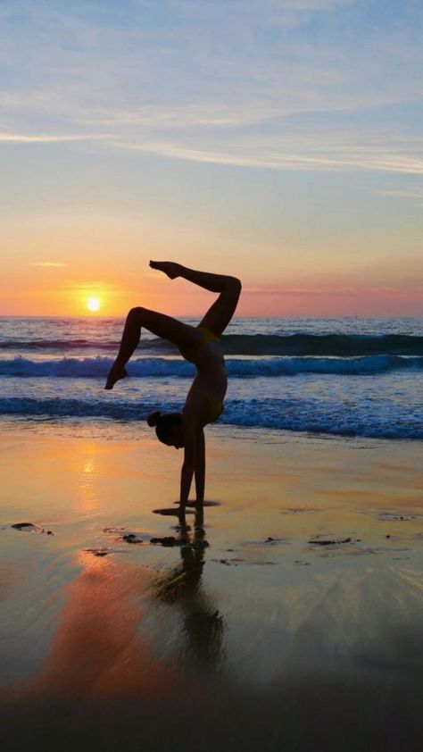 Beach Gymnastics: A Dynamic Wallpaper Experience Handstand On Beach, Yoga By The Beach, Yoga At The Beach, Gymnastics Aesthetic Girl, Handstand Photography, Handstand Aesthetic, Yoga On Beach, Beach Gymnastics, Inspiration Photoshoot