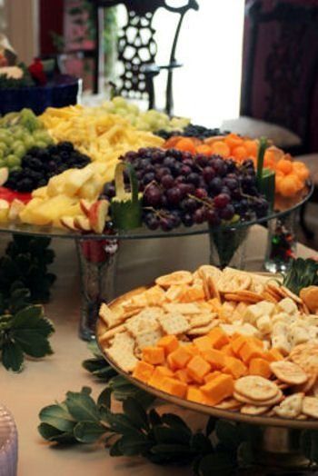 Cheese And Cracker Platter, Cheese And Cracker Tray, Cheese Display, Cheese Trays, Catering Buffet, Cheese And Crackers, Fresh Fruit Recipes, Reception Food, Party Platters