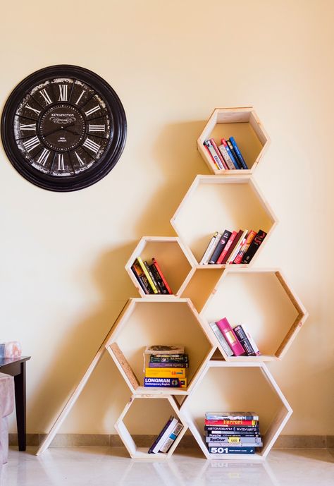 Jukuka: Hexagon Bookshelf and Cat Tree DIY - similar design for cat tree/shelves How To Decorate A Bookshelf, Cats Tree, Tree Bookshelf, Tree Shelf, Diy Cat Tree, Modern Cat Tree, Hexagon Shelves, Diy Tree, Cat Shelves