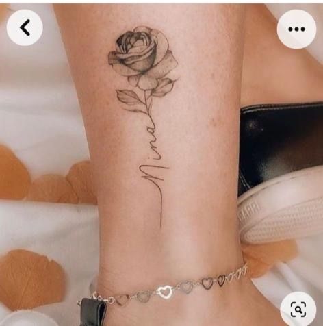 Rose With Name Tattoo, Rose Stem Tattoo, Mutterschaft Tattoos, Rose Tattoo On Ankle, Rose Tattoo With Name, Mum Tattoo, Rose Tattoos For Women, Small Rose Tattoo, Mommy Tattoos