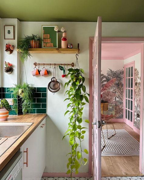 Kitchen Eclectic, Ceiling Color, Island Farmhouse, Funky Kitchen, Boho Bathroom Ideas, Sunny Kitchen, Colourful Kitchen, Upcycle Diy, Kitchen Green