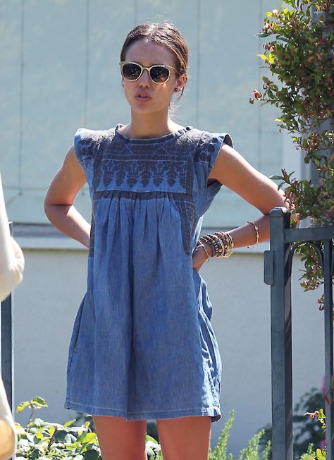 #jessica alba #outfit Sleeveless Denim Dress, Bohol, Looks Street Style, Denim Mini Dress, Jessica Alba, Mini Dresses Summer, Looks Style, Smock Dress, Outfits Casuales