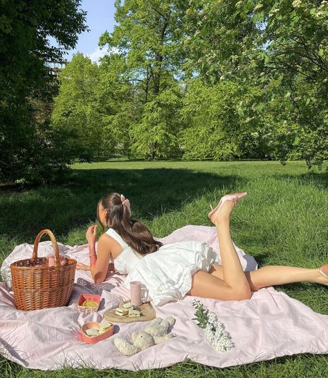 Dreamy Picnic Photoshoot, Girls Picnic Aesthetic, Picnic Poses Photo Ideas, Picnic Birthday Photoshoot, Birthday Picnic Photoshoot, Picnic Aesthetic Photoshoot, Picnic Photoshoot Ideas, Picnic Poses, Valentines Picnic