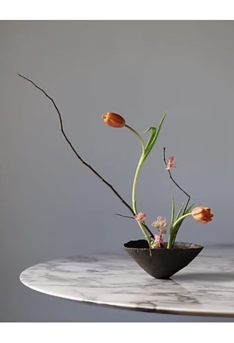 Ikebana Tulips, Kenzan Flower Arrangement, Spring Ikebana, Ikebana Kenzan, Modern Ikebana, Giant Flowers Diy, Arreglos Ikebana, Indoor Tree, Ikebana Flower