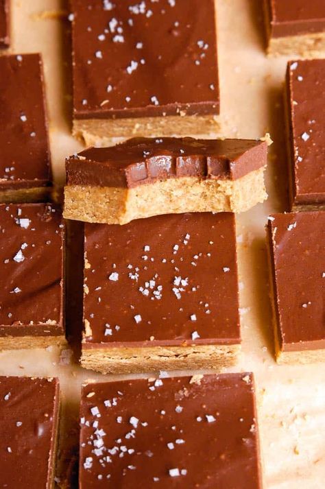 These no-bake chocolate peanut butter bars are a super easy and healthy dessert made from four gluten-free and vegan simple ingredients like peanut butter, oatmeal, maple syrup, and chocolate chips. They taste like a Reese's peanut butter cup but made healthier! #food #dessert #chocolate #peanutbutter #glutenfree #vegan Reese's Peanut Butter Bars, Erin Lives Whole, Vegan Simple, Chocolate Peanut Butter Bars, Peanut Butter Bars Recipe, Peanut Butter Cup Cheesecake, Chocolate Peanut Butter Recipes, Chocolate Peanutbutter, Peanut Butter Banana Bread