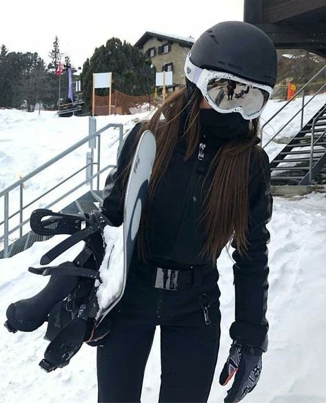 Black Ski Suit Outfit, Skiing Fits, Iphone In Hand, Winter Ski Fashion, Mode Au Ski, Wander Outfit, Blank Image, Ski Fits, Ski Fit