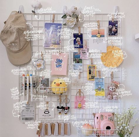 Wall Grid Decor Ideas, Wall Grid Ideas Bedroom, Wall Grid Kpop, Aesthetic Wall Grid Ideas, Kpop Grid Wall, Grid Board Ideas, Wall Grid Aesthetic, Small Entertainment Room, Wall Grid Ideas