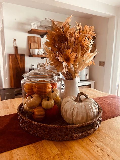 Fall Tray Decor, Fall Apartment Decor, Fall Tray, Fall Room Decor, Christmas Homescreen, Fall Table Centerpieces, Easy Fall Decor, Tafel Decor, Fall Living Room