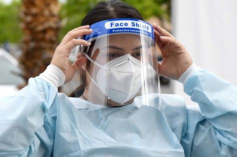 Apple Introduces In-House Face Shield Design #daily #news #hypebeast #mux #muxjasper #fivedoubleues Face Shield Masks, Shield Design, Face Shield, Safety Tips, Medical Professionals, Full Face, Health And Safety, Saving Lives, How To Stay Healthy