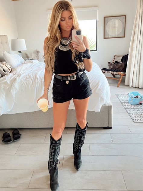 Black Cowgirl Boots Outfit, Botas Outfit, Stagecoach Outfit, Black Cowboy Boots Outfit, Summer Country Concert Outfit, Amber Lancaster, Black Cowgirl Boots, Dark Boho, Outfit Botas