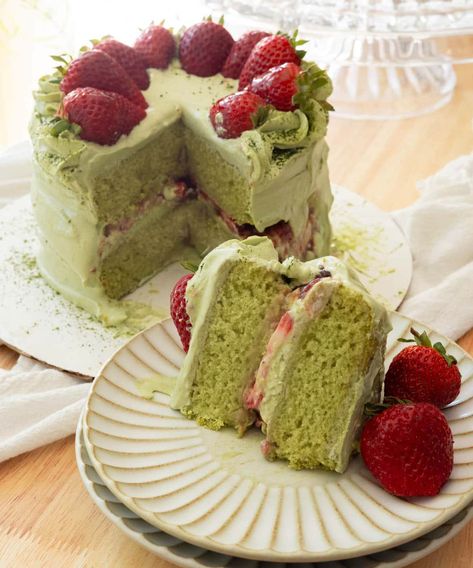 Strawberry Matcha Cake w/ Matcha Whipped Cream Frosting Matcha Blueberry Cake, Macha Cake Recipe, Matcha And Strawberry Cake, Cake Layer Ideas, Green Strawberry Cake, Strawberry Matcha Cupcakes, Vegan Matcha Cake, Matcha Sponge Cake, Matcha Chiffon Cake