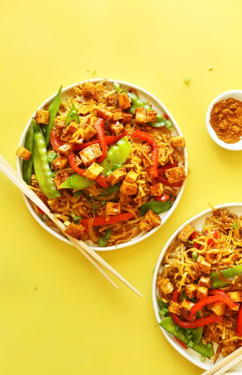 Vegan Singapore Noodles! 10 ingredients, simple ingredients, SO flavorful… Noodle Recipes Healthy, Singapore Noodle, Singapore Noodles Recipe, Vegan Stir Fry, Singapore Noodles, Vegan Asian, Vegetarian Food, Noodle Recipes, Vegan Dinners