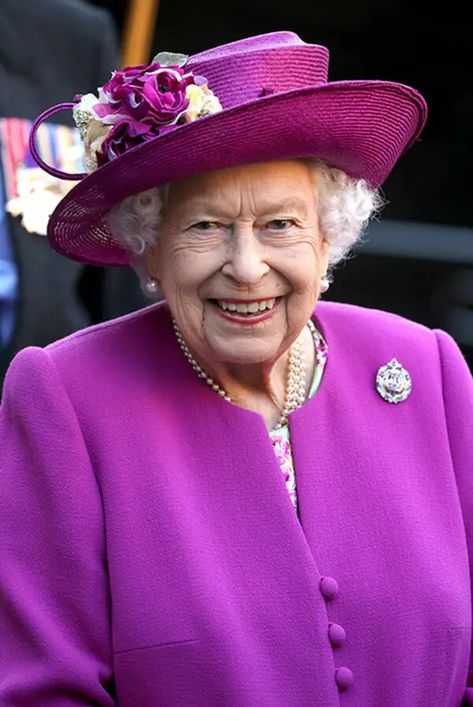 The Crown Elizabeth, Queen Elisabeth, Red Shift Dress, Old Prince, Royal Hats, Elizabeth Debicki, Reine Elizabeth Ii, Reine Elizabeth, Elisabeth Ii