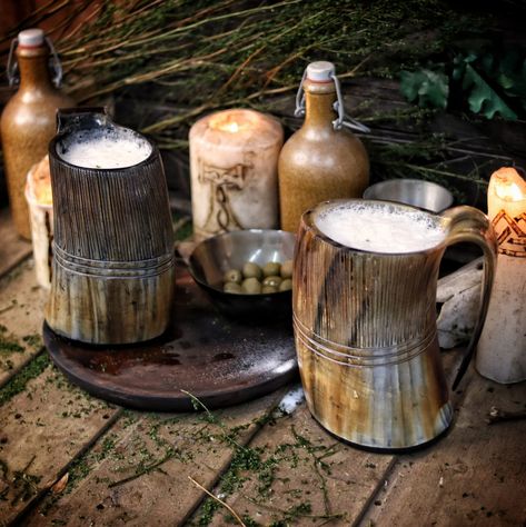 Medieval Drinks, Viking Core, Viking Decor Interior Design, Viking Tavern, Viking Feast, Viking Drink, Norse Culture, Viking Party, Fermented Honey