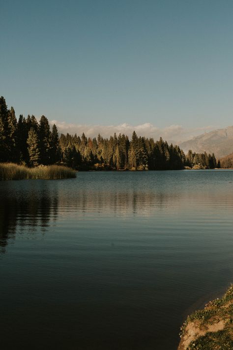 Mountains Lake Aesthetic, Hume Lake California, California Landscape Photography, Lake Landscape Photography, Lakes Photography, Lake Aesthetics, Garden Design Outdoor, Nature California, Hume Lake