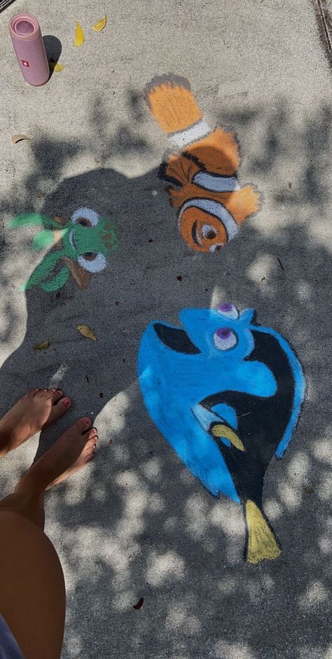 Disney Chalk Art Sidewalks, Chalk Art Ideas Disney, Chalk Mural Sidewalk, Chalk Art Disney, Cool Sidewalk Chalk Art, Disney Chalk Art, Chalk Aesthetic, Chalk Doodles, Outdoor Drawing