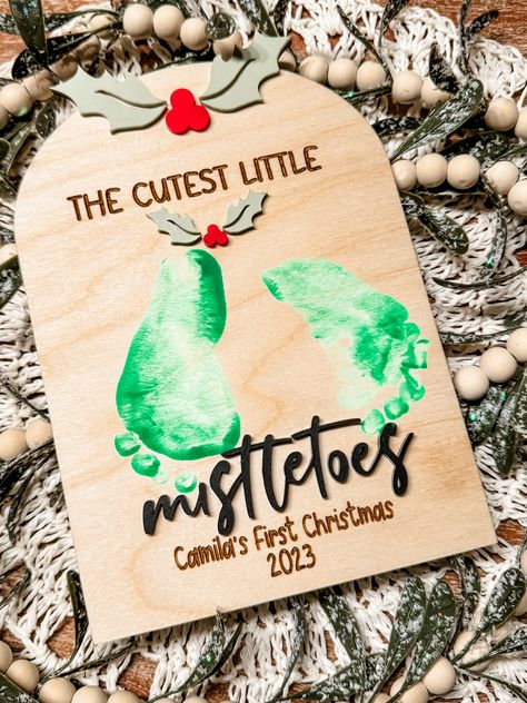 Celebrate your baby's first Christmas in style with our Mistletoes Footprint Sign. This special keepsake captures your little one's tiny footprints in a beautiful holiday-themed design, making it the perfect decoration for your home. Keep it for years to come as a reminder of this special occasion.SHIPPING TIMELINEProcessing Time 5-10 business days (This is how long it takes us to make your order)Shipping Speed 2-6 business days (This is how many days it takes to reach you once it leaves our wor Hand Footprint Art, Baby’s First Christmas Craft Gifts, Christmas Tree Baby Footprint, Infant First Christmas Crafts, Baby Footprint Wreath, Christmas Gifts From Baby To Grandma, Grandparent Footprint Art, Christmas Gifts For Parents From Infants, My First Thanksgiving Craft Baby