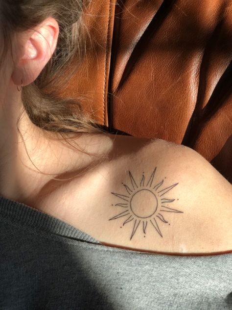 Sun Tattoo Chest Women, Sun Collar Bone Tattoo, Sunshine Shoulder Tattoo, Simple Sun Tattoo Designs, Colored Sun Tattoo, Sun Tattoo Hand, Sun Tattoo Designs For Women Beautiful, Sun Shoulder Tattoos For Women, Sun On Shoulder Tattoo