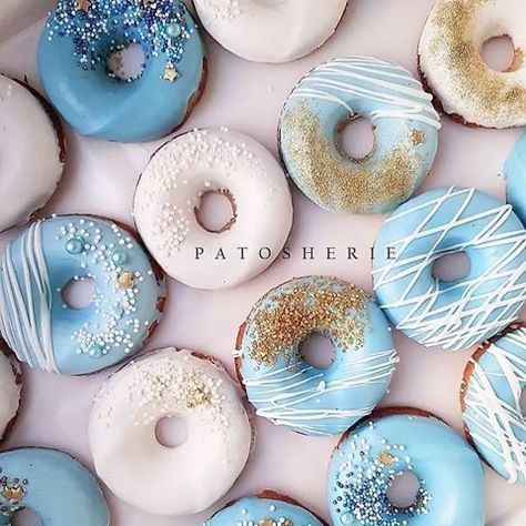 Dounats Decoration, Donat Glaze, Donut Decorating Ideas, Fancy Donuts, Blue Donuts, Wedding Donuts, Donut Dessert, Birthday Donuts, Donut Decorations