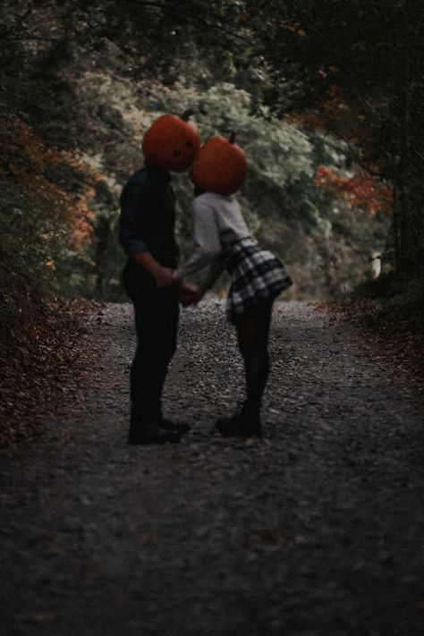 Halloween Styled Shoot, Pumpkin Photography, Fall Couple Pictures, Fall Photoshoot Ideas, Spooky Pictures, Portret Feminin, Pumpkin Patch Photoshoot, Fall Couple Photos, Halloween Date