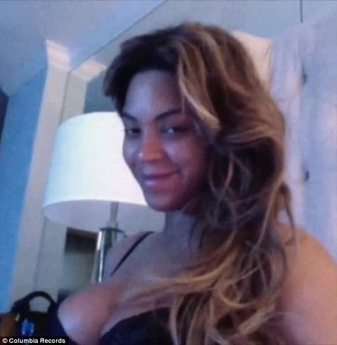 Barefaced beauty: The Queen Bey looked beautiful in the video Beyonce Look Alike, 2000s Beyonce, Beyonce Images, Barefaced Beauty, Beyonce Body, Brunette Hair With Highlights, Beyoncé Giselle Knowles-carter, Kylie Jenner Outfits, Beyoncé Giselle Knowles