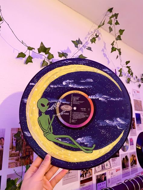 Trippy Record Painting, Painted Vinyl Records Wall Art Easy, Painted 45 Vinyl Records, Painted Records Aesthetic, Painted Records Vinyl Trippy, Painting Records Vinyl, Things To Paint On Records, Paint On Records, Painted Records Vinyl Easy