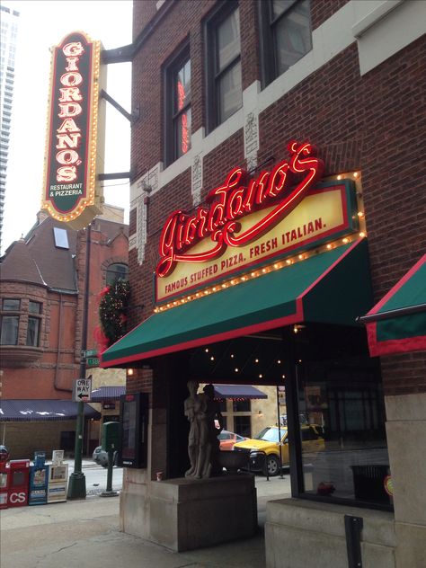 Giordano's Pizza! Chicago Pizza Restaurants, Giordanos Pizza Chicago, Chicago The Loop, Chicago Tourist Attractions, Pizza Chicago, Stuffed Pizza, Chicago Vacation, Chicago Girls, Chicago Trip