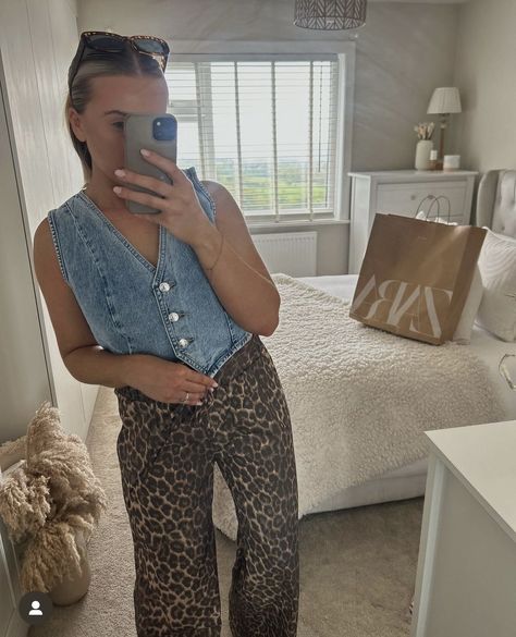 Cheetah Vest Outfit, Denim Waistcoat Outfit, Denim Waistcoat Outfit Woman, Denim Vest Outfit Fall, Outfits Bogota, Waistcoat Outfit Women, Fall Vest Outfits, Denim Vest Outfit, Waistcoat Outfit