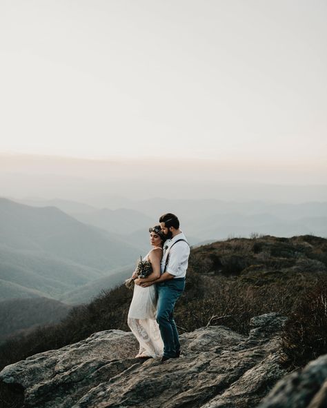 asheville mountain elopement Elopment Ideas, Craggy Gardens, Mountain Engagement Photos, Nc Mountains, Asheville Wedding, North Carolina Mountains, Mountain Photos, Wedding Photography Tips, Mountain Elopement