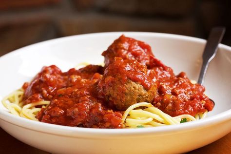 Get Excited, Olive Garden Is Bringing Back Its Never Ending Pasta Bowl Olive Garden Breadsticks, Italian Diet, Eating Alone, Creamy Mushroom Sauce, Walking Out, Creamy Mushrooms, Pasta Bowl, Olive Gardens, Spaghetti And Meatballs