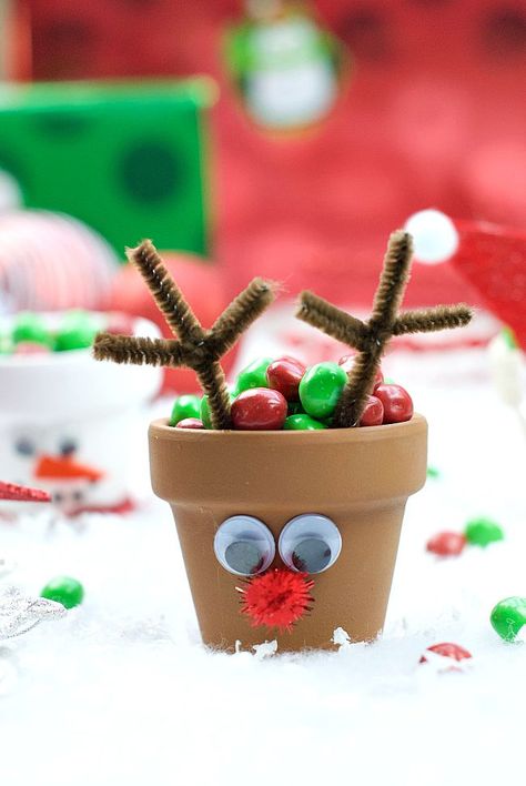 It’s a Christmas miracle-I’ve got a new project for you that I did myself and it’s here today! It’s been a while since I did that. I needed a craft for a family party recently-something that could work for 4 year olds up to 13 year olds-and this is what we ended up doing. We decorated mini flower pots in various Christmas characters. I’ve got an Elf, Santa, a Reindeer and a Snowman for you! Beehive Activities, Sns Ideas, Reindeer Crafts, Diy Reindeer, Dolphin Decor, Pot Diy, Mini Clay, Reindeer Craft, Christmas Pots