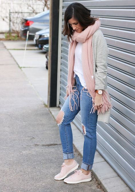 Pink Sneakers Outfit, Sneaker Outfit Fall, Pink Shoes Outfit, Tennis Shoes Outfit, Sneakers Fashion Outfits, Scarf Outfit, Pink Scarf, Transition Outfits, Blazer Jeans