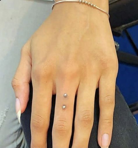 Wrist Piercing, Piercing Designs, Finger Piercing, Microdermal Piercing, Hand Piercing, Belly Piercing Jewelry, Cool Ear Piercings, Pretty Ear Piercings, Face Piercings