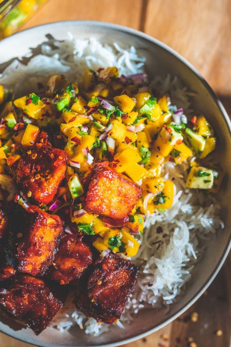 BBQ Tofu Bowls with Amazing Mango Salsa I Georgie Eats Vegan Dinner For A Crowd, Bbq Tofu Bowl, Mango Tofu, Tofu Bowls, Tofu Bowl, Bbq Tofu, Mango Recipes, Mango Salsa, Think Food