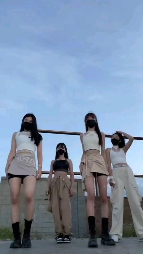 Dance Videos Tik Tok, Black Hair Korean, Blackpink Dance, Pool Dance, Relay Dance, Dance Playlist, Dance Choreography Videos Hip Hop, Dance Lover, Hip Hop Dance Videos