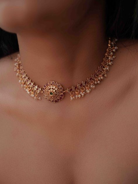 Gold Choker Necklace Indian, Traditional Choker Necklace, Modern Indian Jewelry, Pretty Gold Necklaces, Choker Necklace Online, Indian Choker Necklace, Necklace Traditional, Indian Bridal Jewelry Sets, Pendant Sets