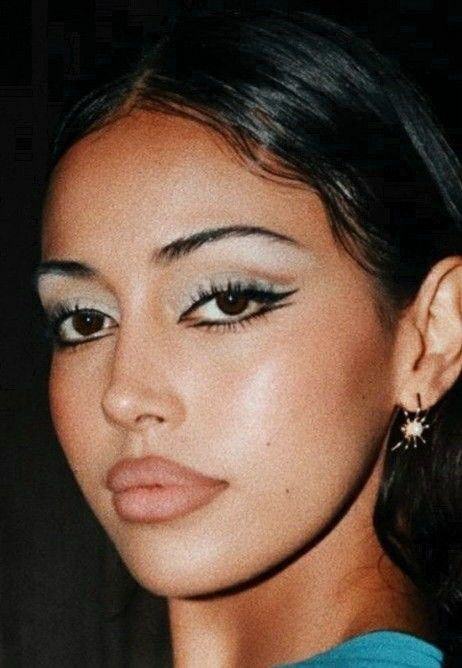 90s Editorial Makeup, Eyeliner Inspo, 90s Latina, Fire Makeup, 90s Makeup Look, Maquillage On Fleek, Y2k Makeup, Brat Summer, Latina Makeup