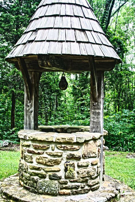 wishing well Stone Wishing Well, Wishing Well Plans, Wishing Wells, Garden Accents, Whimsical Garden, Water Well, Garden Structures, Wishing Well, Fairy Gardens