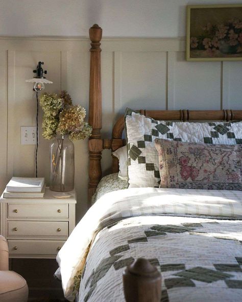 Country Guest Bedroom, Bed In Corner Of Room, Bedroom Decor Farmhouse Style, Cottagecore Bedrooms, Cottagecore Bedroom Ideas, Cottagecore Bedroom, Bedroom 2024, Design Hacks, Cozy Spaces