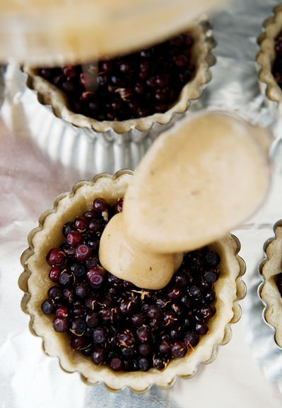 Huckleberry Tart Recipe, Huckleberry Desserts, Individual Tarts, Butter Tarts Recipe, Huckleberry Recipes, Huckleberry Pie, Morning Frost, Tarts Recipe, Tart Molds