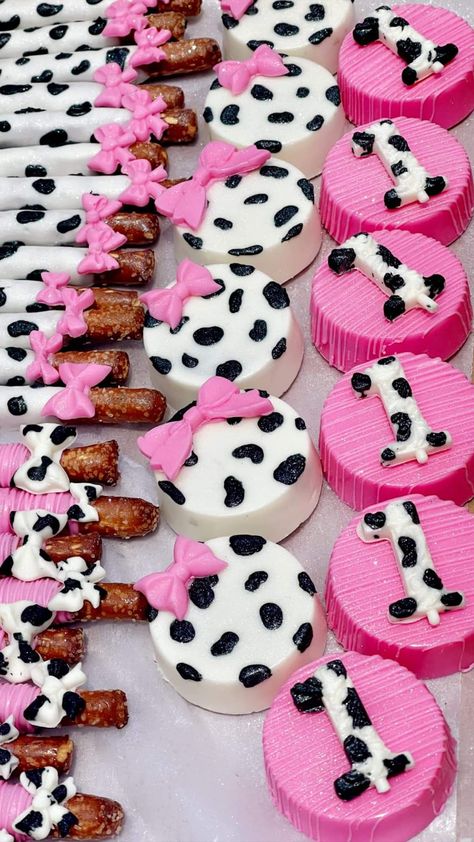 Cow Print Treat Table, Holy Cow I’m One Treats, Cowgirl Desserts, Cow Print Desserts, Farm Treats, Butterfly Baby Shower Centerpieces, Birthday Desert, Girl Birthday Cupcakes, Cowgirl Cakes