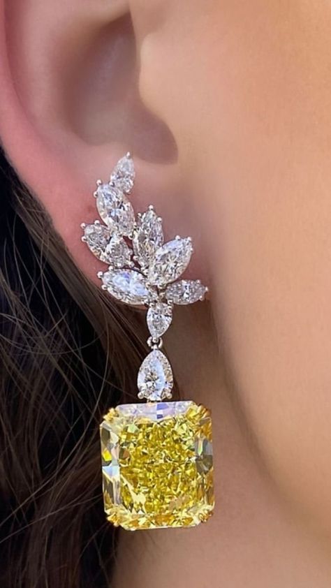 Dig Jewelry, Yellow Diamond Earring, Diamond Chandelier Earrings, Diamond Bracelet Design, Diamond Earrings Design, Bridal Diamond Jewellery, Diamonds Jewelry, Indian Wedding Jewelry, Diamond Earring