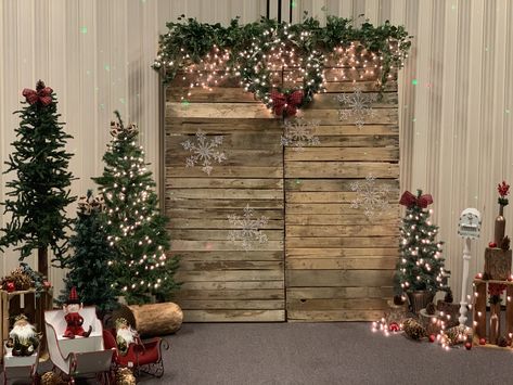 Simple Christmas Backdrops For Photos, Santa Photo Backdrop Ideas, Rustic Christmas Backdrop, Christmas Photobooth, Christmas Stage Decorations, Woodland Decorations, Pallet Backdrop, Christmas Party Backdrop, Trees Lights