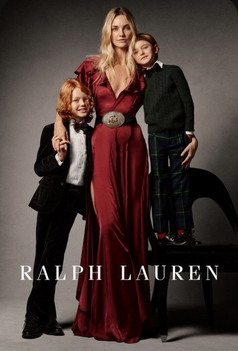 Ralph Lauren Inspired Family Photos, Formal Family Photo Outfits, Red Family Christmas Pictures, Ralph Lauren Photoshoot Family, Red Holiday Outfits For Women, Ralph Lauren Christmas Photoshoot, Ralph Lauren Holiday Outfit, Outdoor Christmas Outfits, Ralph Lauren Family Aesthetic