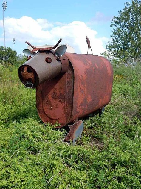 Cow Sculpture, Rusty Junk, Yard Art Ideas, Metal Animals, Yard Flowers, Rusty Garden, Welding Crafts, Recycled Metal Art, Metal Ideas