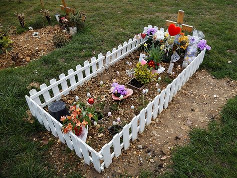 Grave Fence Ideas, Grave Site Ideas Diy, Grave Design Ideas, Grave Decorations Cemetery, Gravesite Decorations, Cemetery Decorations, Grave Decorations, Memorial Flowers, Resting Place