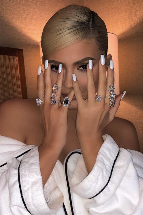 List : The Best Celebrity Manicures of 2020 you Need to Recreate this Summer (photos) Kylie Jenner Nails 2016, Nails Inspiration Kylie Jenner, Gold Nails Prom, Acrylic Nails Kylie Jenner, Kardashian Nails, Prom Nails French, Jenner Nails, Kylie Nails, Prom Nails Red